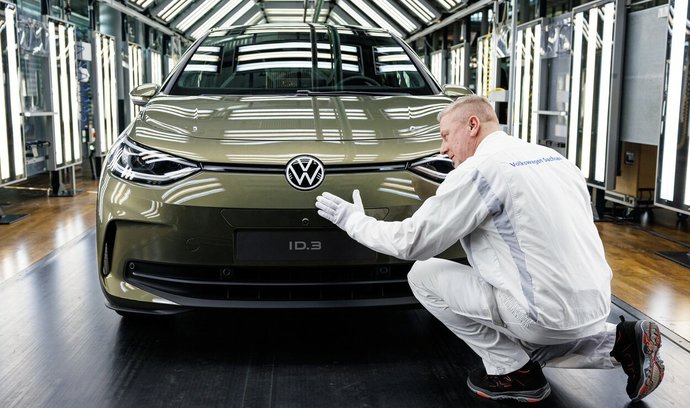 Nezájem o elektromobily nutí Volkswagen propouštět a rušit závody. Dopady cítí i Škoda Auto.