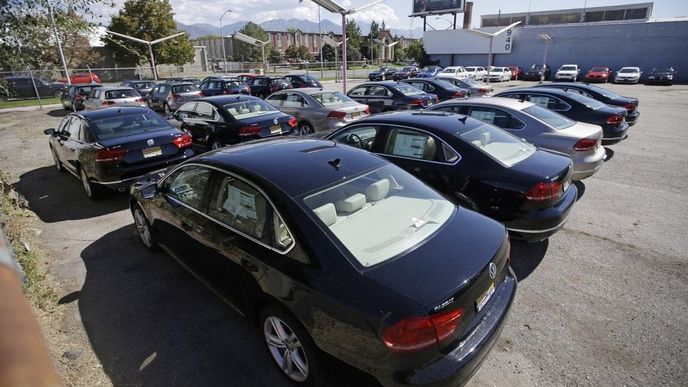 Volkswageny zaparkované u amerického dealerství