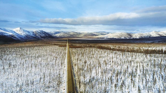 Silnice Kolyma, štěrková dálnice přes hory a močály na Dálném východě na Sibiři
