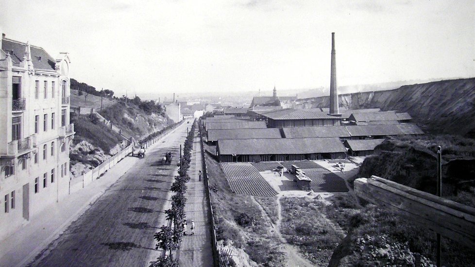 Historická fotka, která zobrazuje Pivovarskou ulici v Brně. Na jejím místě má vzniknout volnočasové centrum.