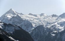 O rakouských horách bychom si mohli povídat donekonečna. Ovšem do trojlístku, který vám chceme v našem zimním seriálu představit, nám zbývá ještě jedna oblast, na niž by byla škoda zapomenout. Národní park Vysoké Taury je totiž vůbec největším chráněným územím v Alpách a také největším národním parkem ve střední Evropě. Proplétá se jím řada divokých říček a leží tu také nejvyšší hora Rakouska Grossglockner (3798 m n. m.). Tak si nasaďte čepice, jdeme na to!