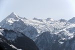 O rakouských horách bychom si mohli povídat donekonečna. Ovšem do trojlístku, který vám chceme v našem zimním seriálu představit, nám zbývá ještě jedna oblast, na niž by byla škoda zapomenout. Národní park Vysoké Taury je totiž vůbec největším chráněným územím v Alpách a také největším národním parkem ve střední Evropě. Proplétá se jím řada divokých říček a leží tu také nejvyšší hora Rakouska Grossglockner (3798 m n. m.). Tak si nasaďte čepice, jdeme na to!