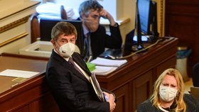 Nezařazený poslanec Lubomír Volný vystupoval ve Sněmovně opět bez roušky. (26. 2. 2021)