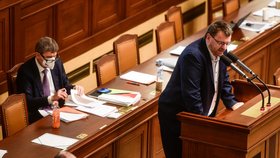 Nezařazený poslanec Lubomír Volný byl ve Sněmovně opět bez roušky.
