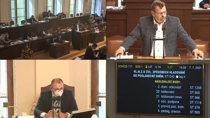 Poslanec Lubomír Volný (Volný blok, vpravo nahoře) odmítal opustit řečnický pult (7. 7. 2021)