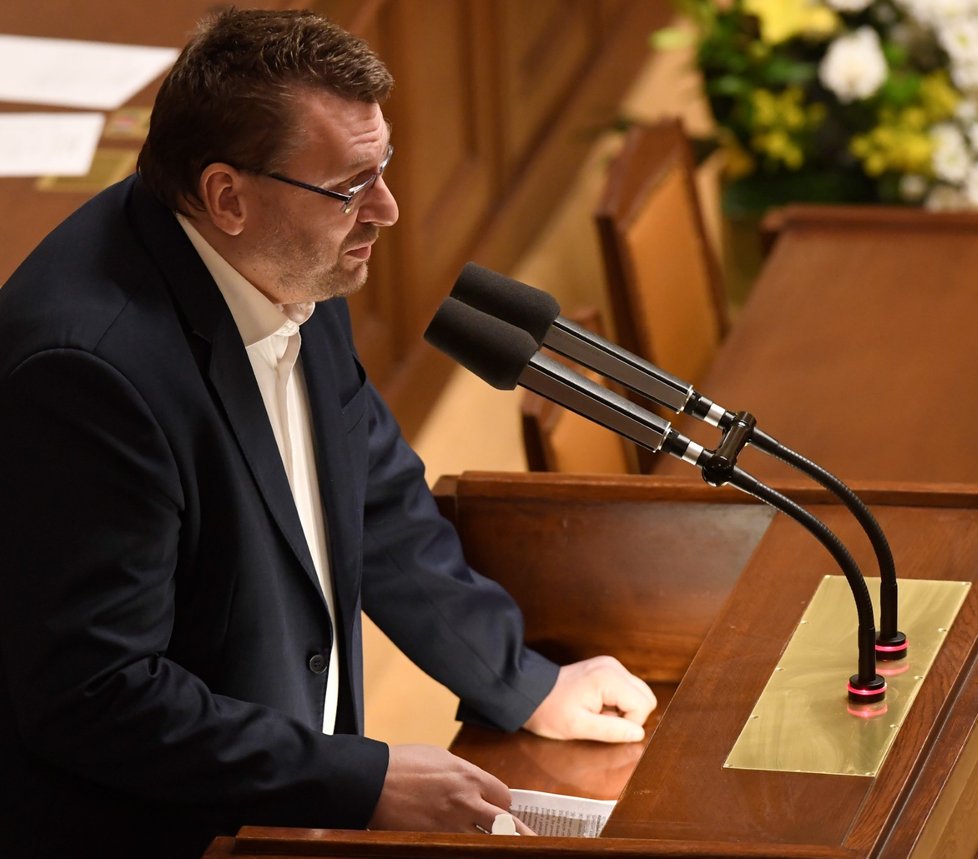 Nezařazený poslanec Lubomír Volný opět odmítl nasadit ve Sněmovně roušku. Služba po něm musela řečnický pultík vydezinfikovat (11. 2. 2021).