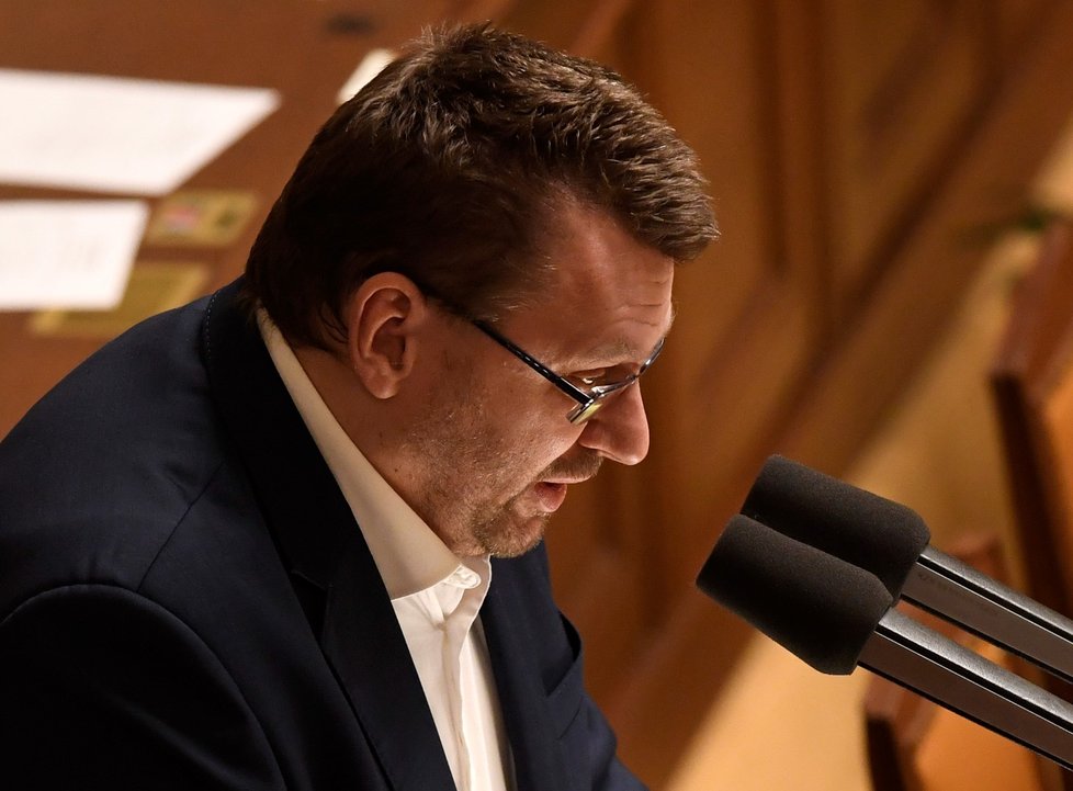 Nezařazený poslanec Lubomír Volný opět odmítl nasadit ve Sněmovně roušku. Služba po něm musela řečnický pultík vydezinfikovat. (11. 2. 2021)