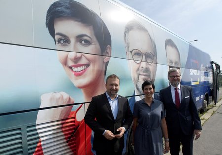 Koalice SPOLU před svým volebním autobusem.