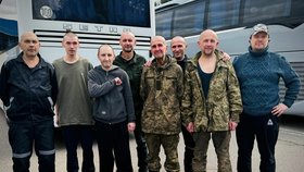 Bývalý starosta Chersonu Volodymyr Mylolajenko (uprostřed) přežil více než 3 roky v ruském zajetí