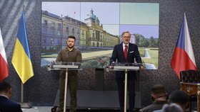 Ukrajinský prezident Volodymyr Zelenskyj a premiér Petr Fiala na tiskové konferenci (7. 7. 2023)