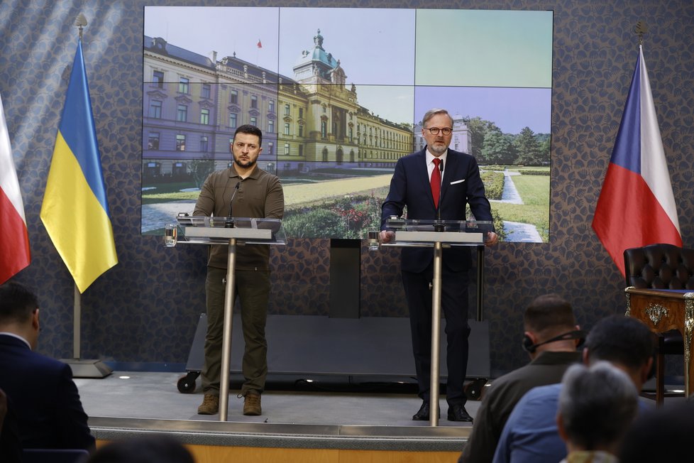 Ukrajinský prezident Volodymyr Zelenskyj a premiér Petr Fiala na tiskové konferenci (7. 7. 2023)