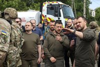 Zelenskyj přijel do zaplavených oblastí: Opodál se ozvala ruská střelba!