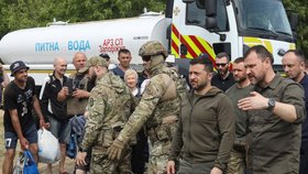 Ukrajinský prezident Volodymyr Zelenskyj v zaplavené Chersonské oblasti