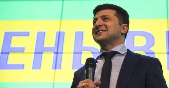 Volodymyr Zelenskyj vyhrál první kolo ukrajinských prezidentských voleb 2019