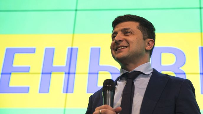 Volodymyr Zelenskyj vyhrál první kolo ukrajinských prezidentských voleb 2019