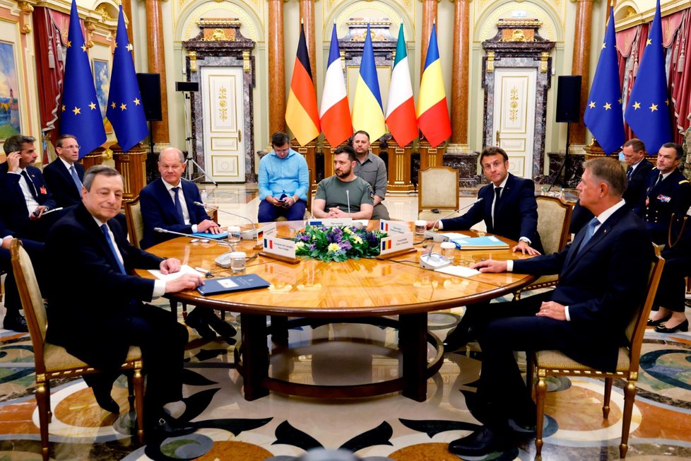 Ukrajinský prezident Volodymyr Zelenskyj se setkal s francouzským prezidentem Emmanuelem Macronem, německým kancléřem Olafem Scholzem a italským premiérem Mariem Draghim (16.6.2022)