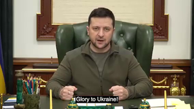 Ukrajinský prezident Volodymyr Zelenskyj v pondělí večer natočil video jako důkaz, že se nachází v prezidentském paláci v Kyjevě, že se neschovává:  Ukrajina se nevzdá, po nepříteli nebude ani památky.(8.3.2022)