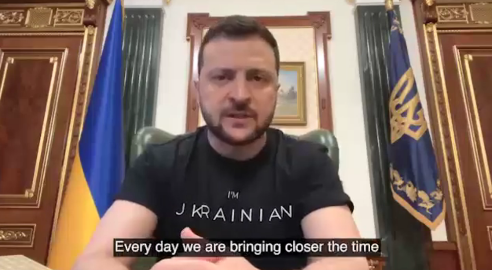 Volodymyr Zelenskyj v noční projevu - zelené vojenské tričko vyměnil za černé triko s nápisem I&#39;m Ukrainian