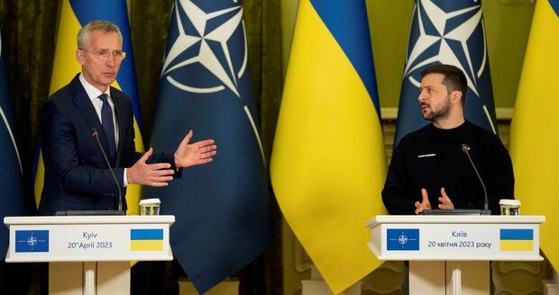 Šéf NATO poprvé od začátku války v Kyjevě: Zelenskyj naléhal na vstup Ukrajiny do aliance