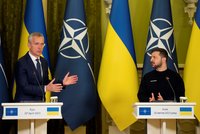 Šéf NATO poprvé od začátku války v Kyjevě: Zelenskyj naléhal na vstup Ukrajiny do aliance