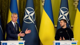 Společná tisková konference šéfa NATO Jense Stoltelberga a ukrajinského prezidenta Volodymyra Zelenského (20.4.2023)