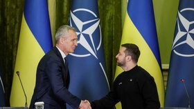 Společná tisková konference šéfa NATO Jense Stoltelberga a ukrajinského prezidenta Volodymyra Zelenského (20. 4. 2023)