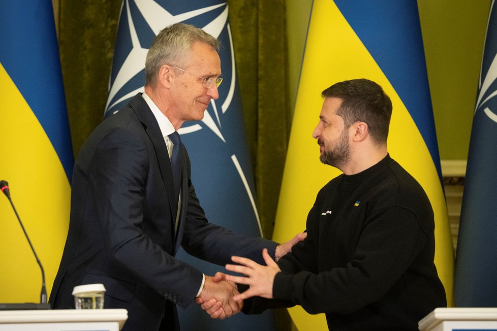 Společná tisková konference šéfa NATO Jense Stoltelberga a ukrajinského prezidenta Volodymyra Zelenského (20.4.2023)