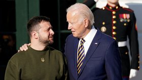 Zelenskyj v USA: Bidenovi přivezl dárek od hrdinského vojáka.