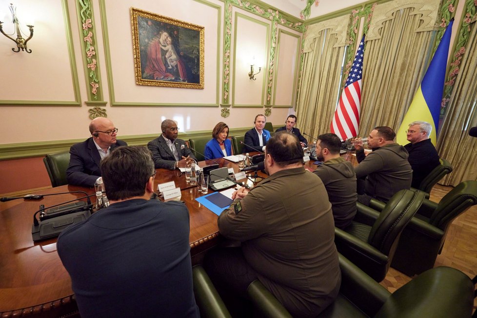 Šéfka americké Sněmovny reprezentantů Nancy Pelosiová v Kyjevě na jednání s ukrajinským prezidentem Volodymyrem Zelenským (1.5.2022)