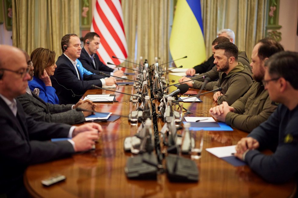 Šéfka americké Sněmovny reprezentantů Nancy Pelosiová v Kyjevě na jednání s ukrajinským prezidentem Volodymyrem Zelenským (1.5.2022)