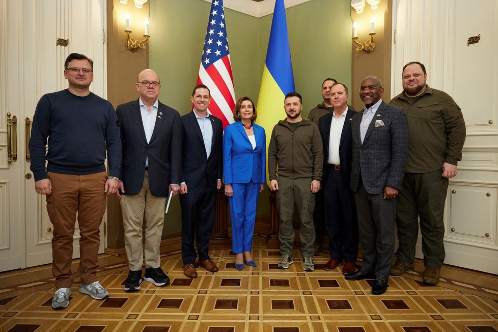 Šéfka americké Sněmovny reprezentantů Nancy Pelosiová v Kyjevě na jednání s ukrajinským prezidentem Volodymyrem Zelenským (1. 5. 2022)