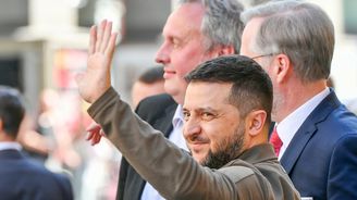 Zelenskyj si z Prahy odváží slib dodávek zbraní i pozvání pro první dámu na říjnový summit