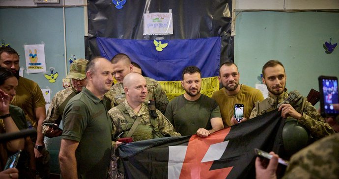 Volodymyr Zelenskyj v Doněcké oblasti navštívil vojáky na frontové linii (14.8.2023)