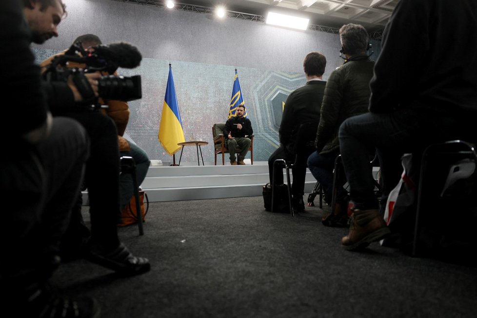 Ukrajinský prezident Volodymyr Zelenskyj na tiskové konferenci k výročí zahájení ruské invaze na Ukrajinu