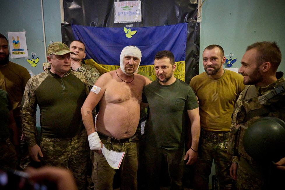 Volodymyr Zelenskyj v Doněcké oblasti navštívil vojáky na frontové linii