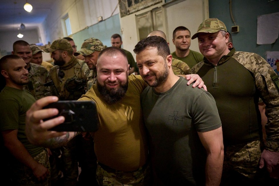 Volodymyr Zelenskyj v Doněcké oblasti navštívil vojáky na frontové linii (14.8.2023).