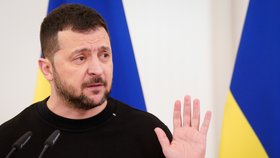 Ukrajinský prezident Volodymyr Zelenskyj hovoří na společné tiskové konferenci s lotyšským prezidentem Edgarsem Rinkevicsem v lotyšské Rize (11. 1. 2024).