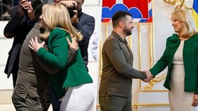 Zelenskyj nečekaně v Bratislavě: Pevné objetí s Čaputovou. Prezidentka zmínila „obrazy smrti“