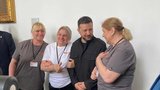 Setkání plné slz! Dojemný moment při návštěvě Zelenského ve Sněmovně. Fotil se s uklízečkami