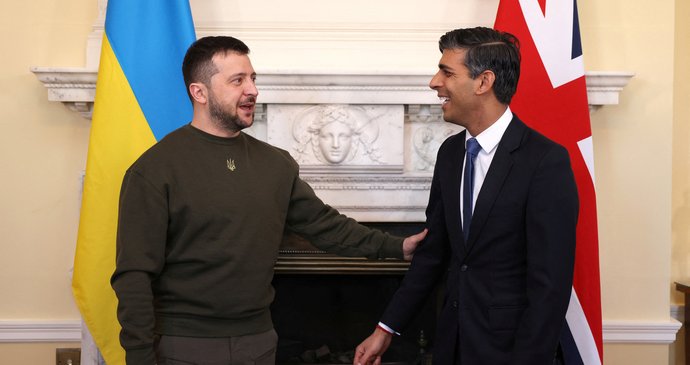 Zelenskyj podruhé opustil Ukrajinu. V Británii se sešel s premiérem, čeká ho i král Karel III.