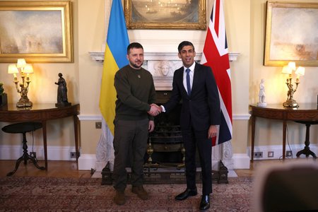 Volodymyr Zelenskyj na návštěvě ve Velké Británii. Na snímku s R. Sunakem (8. 2. 2023)