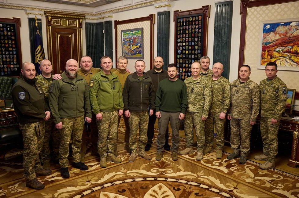 Ukrajinský prezident Volodymyr Zelenskyj s novým vedením ukrajinské armády (10. 2. 2024).
