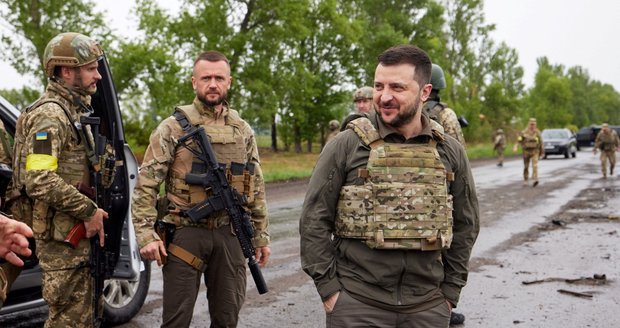 Zelenskyj se poprvé od invaze vzdálil od Kyjeva. V Charkově vyhodil šéfa tajných služeb