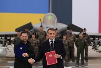 ONLINE: „Historický moment.“ Zelenskyj si plácl s Macronem, Ukrajina chce koupit 100 letounů Rafale
