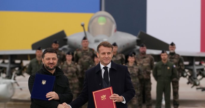 Zelenskyj vyrazil do Francie, Ukrajina chce koupit bojové letouny Rafale (17.11.2025)
