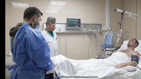 Ukrajinský prezident Volodymyr Zelenskyj na návštěvě zraněných vojáků v nemocnici.