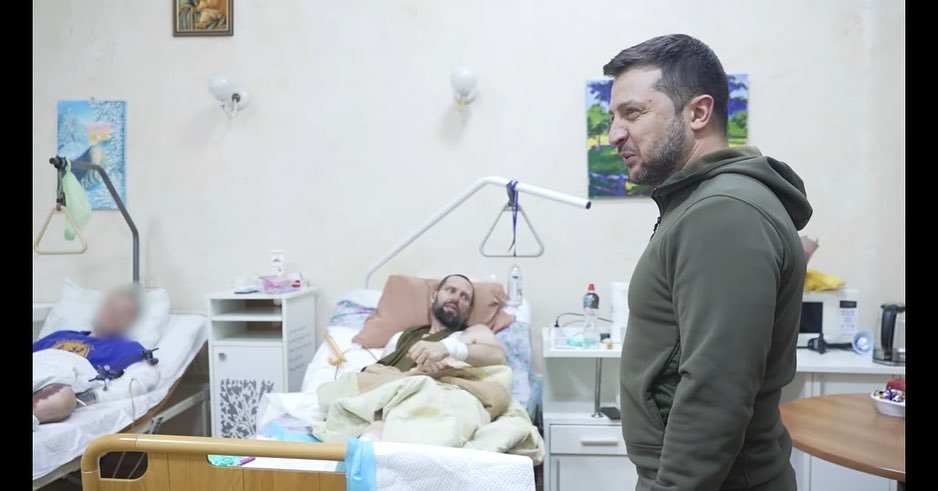 Ukrajinský prezident Volodymyr Zelenskyj na návštěvě zraněných vojáků v nemocnici.
