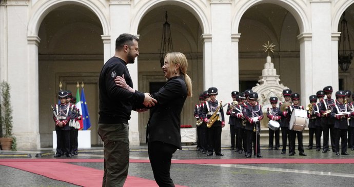 Zelenskyj na soukromé audienci u papeže. Italská premiérka: Ukrajině budeme dál posílat zbraně