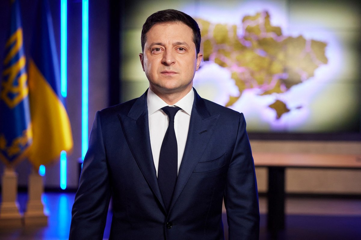 Ukrajinský prezident Volodymyr Zelenskyj během projevu s mapou Ukrajiny za zády