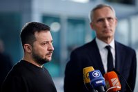 Zelenskyj nečekaně v Bruselu: Váš boj je i náš boj, řekl mu šéf NATO a slíbil další podporu